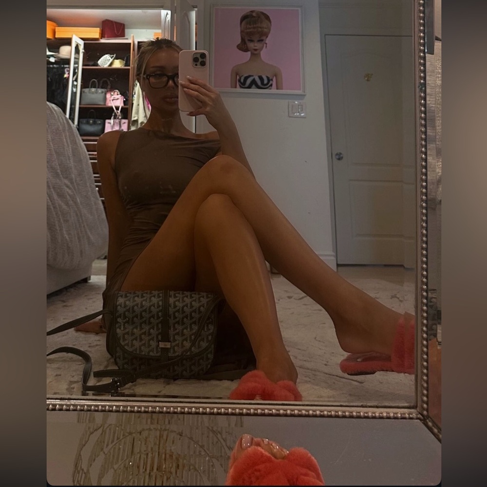 Hermes Fluffy Pink Slippers - Picture 1 of 4
